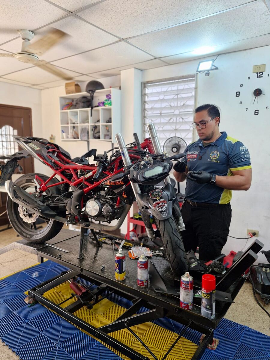 Motocicleta en mantenimiento