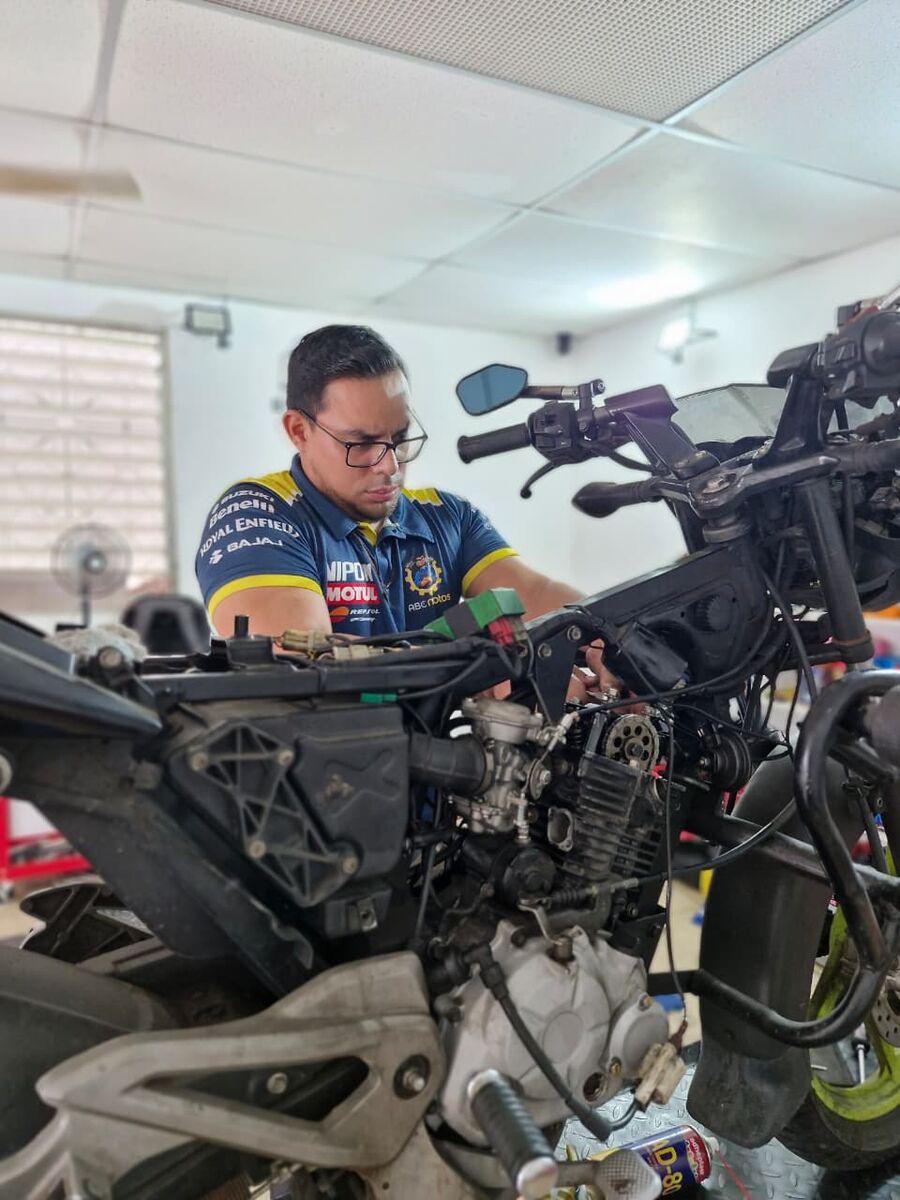 Técnico revisando el motor