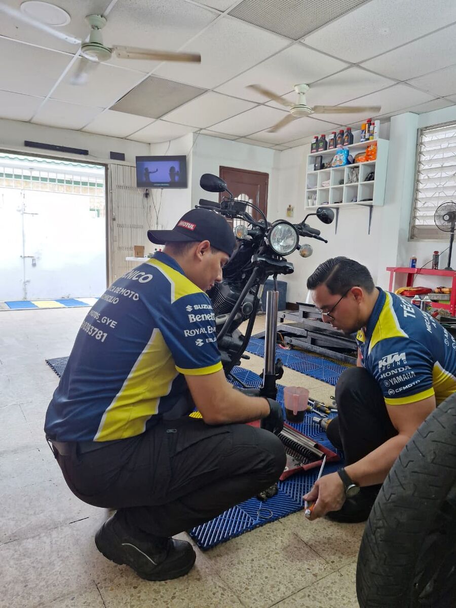 Técnicos revisando una moto